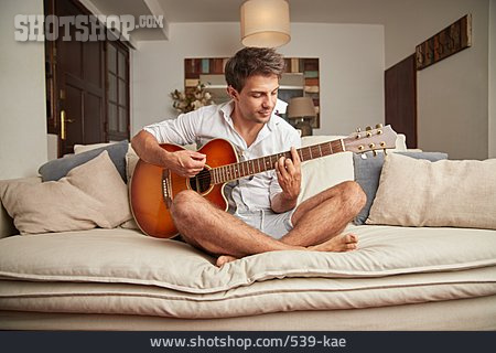 
                Mann, Zuhause, Hobby, Gitarre Spielen                   