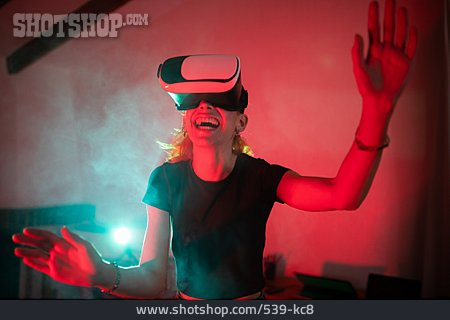 
                Virtuelle Realität, Videospiel, Simulation, Videobrille, Head-mounted Display                   