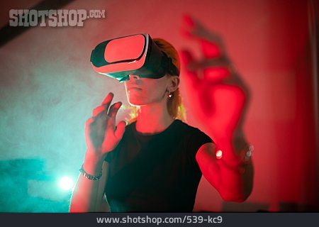 
                Virtuelle Realität, Erkunden, Lichtstimmung, Videobrille                   