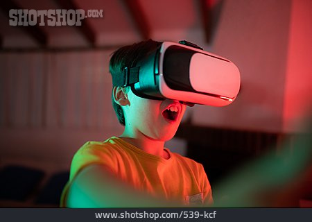 
                Junge, Schrei, Aufregung, Videobrille, Head-mounted Display                   