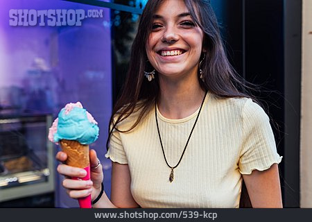 
                Junge Frau, Glücklich, Eis Essen                   