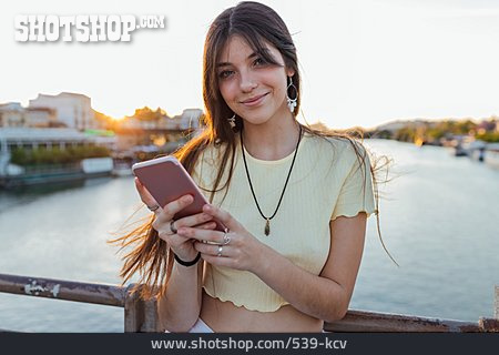 
                Junge Frau, Mobile Kommunikation, Smartphone                   
