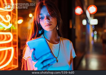 
                Junge Frau, Nachtleben, Mobile Kommunikation, Smartphone                   