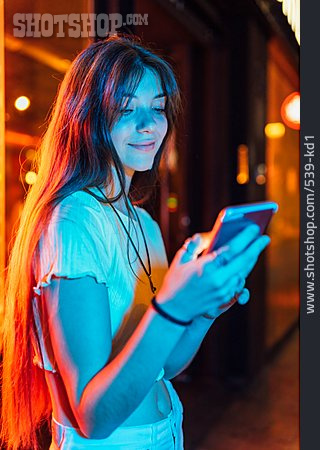 
                Junge Frau, Nachtleben, Smartphone                   