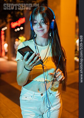 
                Junge Frau, Nachtleben, Smartphone                   