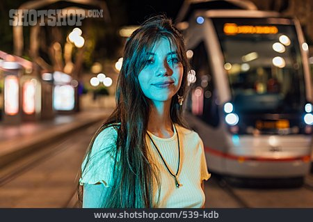 
                Junge Frau, Nacht, Urban, Straßenbahn                   