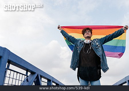 
                Junger Mann, Identität, Homosexuell, Regenbogenfahne                   