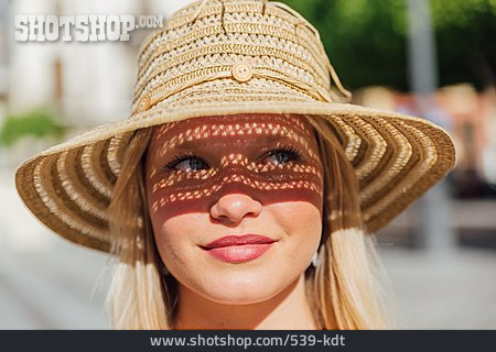 
                Junge Frau, Sonnenschutz, Sommerlich, Strohhut                   