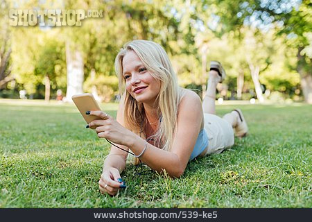 
                Junge Frau, Mobile Kommunikation, Park, Sommer, Entspannen                   