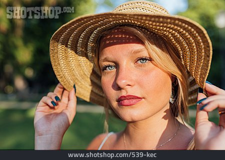 
                Junge Frau, Sonnenschutz, Strohhut                   