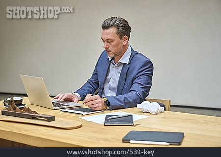 
                Geschäftsmann, Büro, Schreibtisch, Digitales Schreibgerät                   