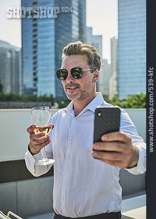 
                Geschäftsmann, Sommer, Entspannen, Weißwein, Nach Der Arbeit, Selfie                   