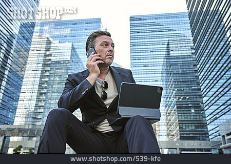
                Geschäftsmann, Business, Urban, Online, Mobil, Smartphone                   