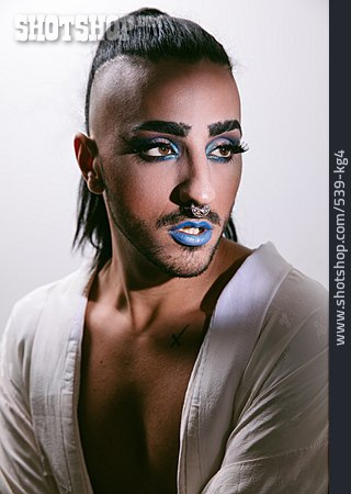 
                Porträt, Make-up, Identität, Transgender, Queer                   