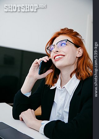 
                Junge Frau, Geschäftsfrau, Lächeln, Rote Haare, Telefonieren                   