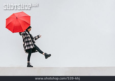
                Junge Frau, Regenschirm, Balancieren                   