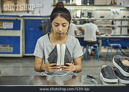 
                Asien, Turnschuh, Schuhfabrik, Textilarbeiterin                   