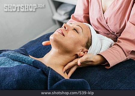 
                Massieren, Kosmetikerin, Nackenmassage, Schönheitsbehandlung, Beauty Salon                   