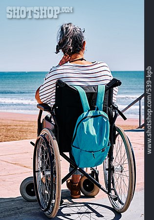 
                Rollstuhl, Gehbehindert, Strandurlaub, Rollstuhlfahrerin                   