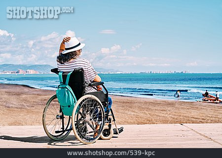 
                Strand, Urlaub, Gehbehindert, Rollstuhlfahrerin                   