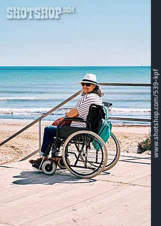 
                Strand, Gehbehindert, Rollstuhlfahrerin, Sommerurlaub                   