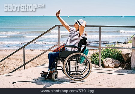 
                Frau, Gehbehindert, Rollstuhlfahrerin, Selfie                   