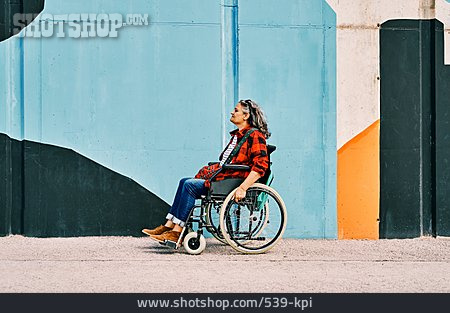 
                Unterwegs, Urban, Rollstuhl, Rollstuhlfahrerin                   
