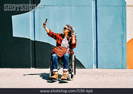
                Urban, Gehbehindert, Rollstuhlfahrerin, Selfie                   