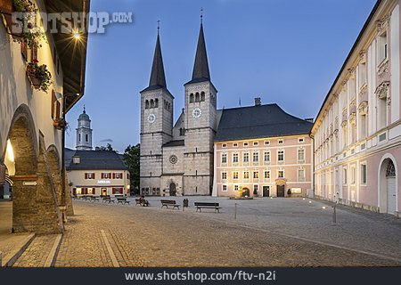 
                Schlossplatz, Berchtesgaden, St. Peter Und Johannes Der Täufer                   