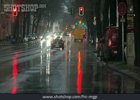 
                Berlin, Regen, Straßenverkehr                   