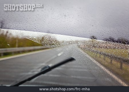 
                Straßenverkehr, Regenwetter, Scheibenwischer, Schlechte Sicht                   