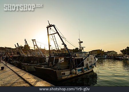 
                Hafen, Abendstimmung, Fischerboot                   