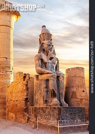 
                Karnak-tempel, Königsstatue                   