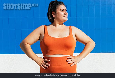 
                Sportbekleidung, Body Positivity, Plus-size-model                   