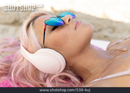 
                Strand, Sommer, Musik Hören                   