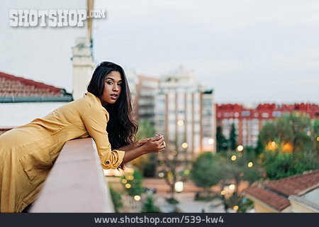 
                Portrait, Junge Frau, Großstadt, Balkon                   