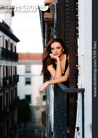 
                Portrait, Junge Frau, Rote Haare, Balkon                   