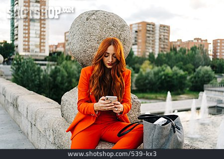
                Junge Frau, Urban, Smartphone, Outfit                   
