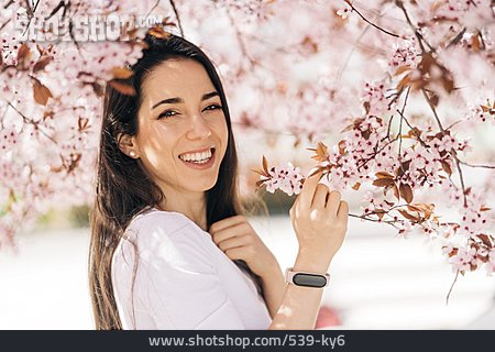 
                Junge Frau, Glücklich, Mandelblüte                   