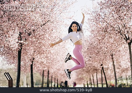 
                Junge Frau, Energie, Lebensfreude, Luftsprung, Mandelblüte                   