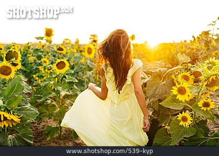 
                Sommer, Freiheit, Sonnenblumenfeld, Naturverbunden, Sommerkleid                   