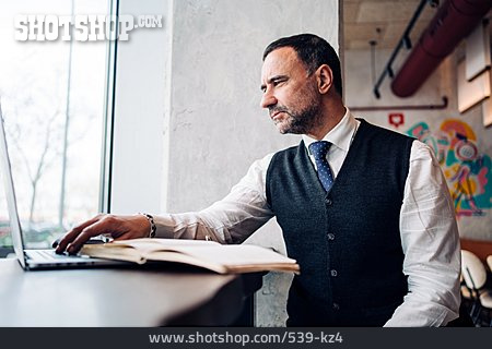 
                Geschäftsmann, Business, Ernst, Café, Laptop                   