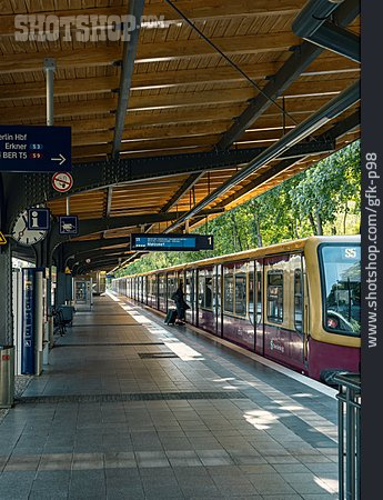 
                Bahnsteig, S-bahn, öffentlicher Verkehr                   