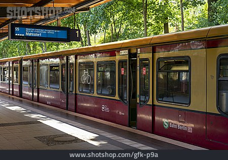 
                Bahnsteig, S-bahn, öffentlicher Verkehr                   