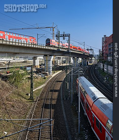 
                Schienenverkehr, Bahnverkehr, Eisenbahnbrücke                   