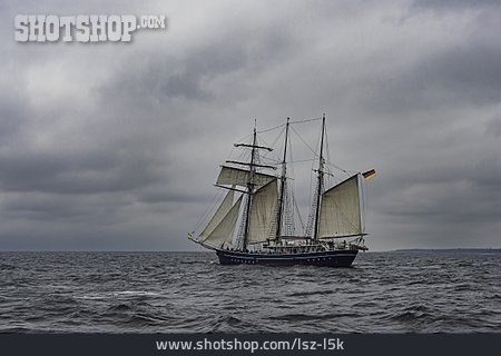 
                Ostsee, Segelschiff, Gewitterwolken                   