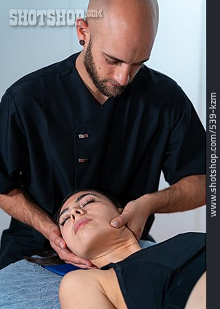 
                Patientin, Nackenmassage, Physiotherapeut, Cranio-sacral-therapie                   