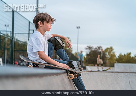 
                Junge, Skater, Skateboard, Zusehen, Skatepark                   
