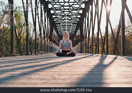
                Brücke, Yoga, Meditieren, Outdoor Yoga                   