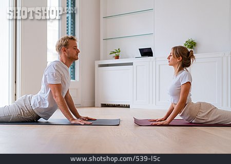 
                Paar, Yoga, Bhujangasana, Rückbeuge                   